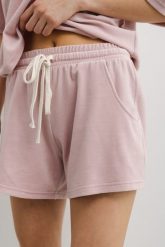 Szorty welurowe w kolorze DUSTY PINK - PETREY-L. Czerwone spodenki sportowe damskie Marsala, na lato, l, bez wzorów, z bawełny. W wyprzedaży za 59.96 zł.