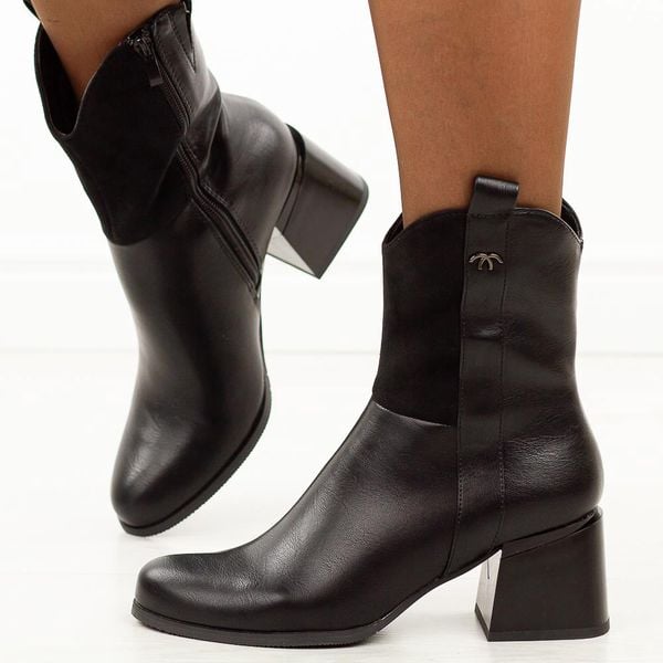 Czarne botki damskie na obcasie M.Daszyński Sa269-2. Czarne botki damskie M.Daszyński, na jesień, z jeansu, biznesowe, bez obcasa, na obcasie, bez zapięcia. Za 219.00 zł.