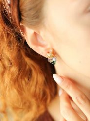 L'Atelier de Gaia Pozłacane kolczyki-wkrętki rozmiar: onesize. Białe kolczyki damskie L'Atelier de Gaia, z perłą, pozłacane. Za 39.99 zł.