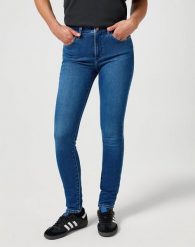 WRANGLER DAMSKIE SPODNIE JEANSOWE HIGH SKINNY AZURE SKY 112355898 W27H017440. Niebieskie rurki damskie Wrangler, bez wzorów, z jeansu. Za 229.99 zł.