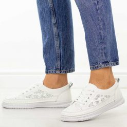Białe skórzane półbuty damskie Cambell 13302. Białe półbuty damskie Cambell, na jesień, w ażurowe wzory, z jeansu, bez obcasa, na płaskiej podeszwie, bez zapięcia. Za 219.00 zł.