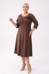 Sukienka Eliza w odcieniach brązu - klasyczna elegancja z nowoczesnym akcentem PLUS SIZE XXL OVERSIZE. Sukienki damskie Moda Size Plus Iwanek, bez wzorów, z materiału, eleganckie, bez ramiączek. W wyprzedaży za 239.90 zł.