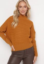 Jasnobrązowy Sweter z Wełną o Asymetrycznym Fasonie z Tłoczeniem Sarositte. Brązowe swetry klasyczne damskie Born2be, z wełny, z asymetrycznym kołnierzem. Za 159.99 zł.