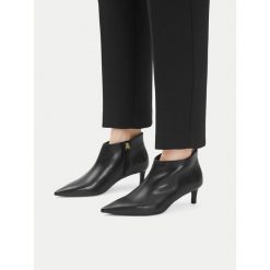 Botki GINO ROSSI. Czarne botki damskie Gino Rossi, bez obcasa, na szpilce, bez zapięcia. Za 429.99 zł.