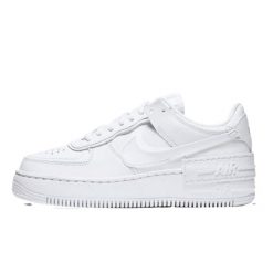 Buty do chodzenia dla dorosłych Air Force 1 Shadow Triple White. Białe obuwie sportowe damskie Nike, z materiału, bez zapięcia, trekkingowe. Za 826.00 zł.