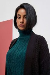 Sweter w warkoczowy splot. Czarne kardigany damskie MOODO, m, bez wzorów, ze splotem. W wyprzedaży za 64.99 zł.