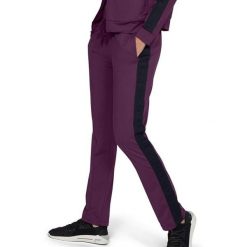 Spodnie treningowe damskie Under Armour Mujer sportowe fioletowe. Fioletowe obuwie sportowe treningowe Under Armour, bez wzorów, z elastanu. Za 260.70 zł.