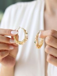 Pierres delicates Kolczyki-kreole w kolorze jasnoróżowym z perłami i cyrkoniami rozmiar: onesize. Czerwone kolczyki damskie Pierres delicates, z cyrkonią, z mosiądzu. Za 86.99 zł.