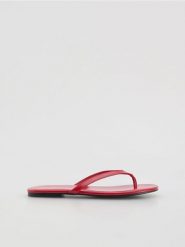 Klapki z owczej skóry - czerwony. Czerwone klapki damskie Reserved, bez wzorów, ze skóry, bez obcasa, bez zapięcia. Za 99.99 zł.