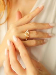 Pierres delicates Pozłacany pierścionek z perłami rozmiar: onesize. Białe pierścionki damskie Pierres delicates, z perłą, pozłacane. Za 30.99 zł.