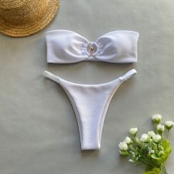 Bikini bandeau bez ramiączek na plażę Lakeesha. Białe bikini Intica, bez wzorów, z materiału. Za 159.00 zł.