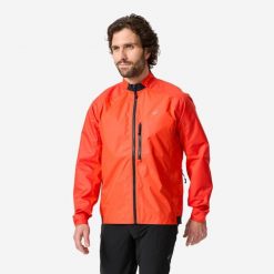 Kurtka przeciwdeszczowa rowerowa MTB Rockrider Comfort 500. Czerwone kurtki damskie ROCKRIDER, l, bez wzorów, z materiału, bez kaptura. Za 159.99 zł.