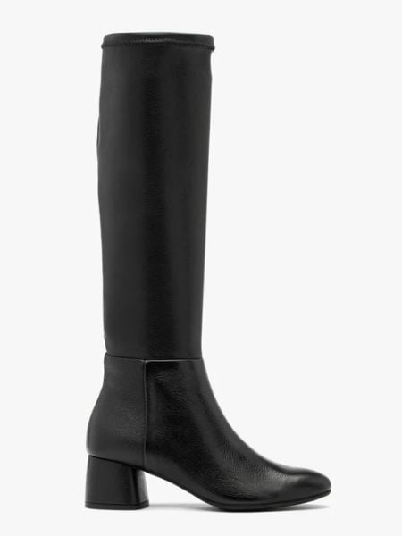 Czarne kozaki z elastyczną cholewką na niskim obcasie. Czarne kozaki damskie Ryłko, ze skóry, z okrągłym noskiem, bez obcasa, na obcasie, bez zapięcia. Za 499.99 zł.