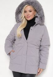 Szara Kurtka Pikowana z Odpinanym Kapturem ze Sztucznym Futerkiem Parinia. Szare kurtki damskie Born2be, na zimę, plus size, bez wzorów, z jeansu. Za 329.99 zł.
