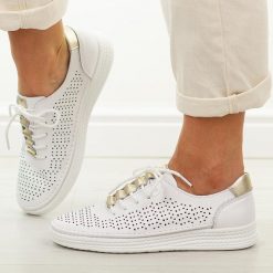 Białe skórzane ażurowe półbuty damskie S.Barski 5992. Białe półbuty damskie S.BARSKI, na lato, w ażurowe wzory, z jeansu, z okrągłym noskiem, bez obcasa, bez zapięcia. W wyprzedaży za 251.10 zł.