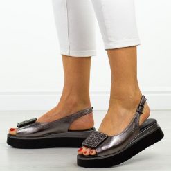 Pewter sandały damskie na platformie Potocki 12590. Szare sandały damskie POTOCKI, z aplikacjami, z jeansu, bez obcasa, na platformie, bez zapięcia. Za 209.00 zł.