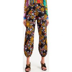 Spodnie dresowe VERSACE JEANS COUTURE. Spodnie dresowe damskie Versace Jeans Couture, bez wzorów, z dresówki. W wyprzedaży za 794.47 zł.