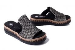 RIEKER V7953-00 black combination, klapki damskie. Czarne klapki damskie Rieker, bez wzorów, z gumy, bez obcasa, bez zapięcia. Za 263.92 zł.