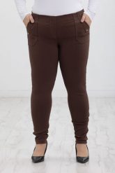 Klasyczne brązowe spodnie Nita ze zwężoną nogawką PLUS SIZE XXL. Brązowe spodnie materiałowe damskie Nasi partnerzy, bez wzorów, z elastanu, krótkie. Za 159.90 zł.