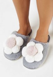 Szare Kapcie z Aplikacją w Kształcie Kwiatka ze Sztucznego Futra Sunildas. Szare kapcie damskie Born2be, z gumy. Za 39.99 zł.