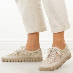 Beżowe lotos skórzane Polskie półbuty damskie Deoni D653. Brązowe półbuty damskie Deoni, na jesień, bez wzorów, z jeansu, z okrągłym noskiem, bez obcasa, na płaskiej podeszwie, bez zapięcia. W wyprzedaży za 395.10 zł.