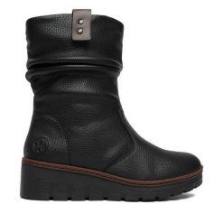 Kozaki Rieker. Czarne kozaki damskie Rieker, bez obcasa, na koturnie, bez zapięcia. Za 379.99 zł.