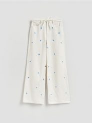 Jeansy wide leg z haftem - złamana biel. Jeansy damskie Reserved. Za 159.99 zł.