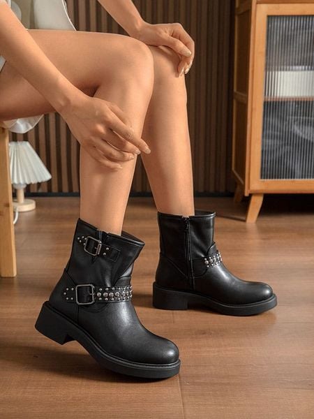 Sixth Sens Botki w kolorze czarnym rozmiar: 40. Czarne botki damskie Sixth Sens, bez obcasa, bez zapięcia. Za 236.05 zł.