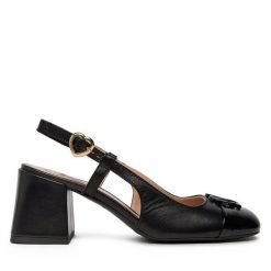 Czółenka LOVE MOSCHINO. Czarne czółenka damskie Love Moschino, bez wzorów, bez obcasa. Za 599.99 zł.