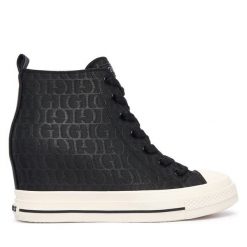Trampki Guess. Czarne trampki damskie Guess, z aplikacjami, bez zapięcia. Za 494.99 zł.