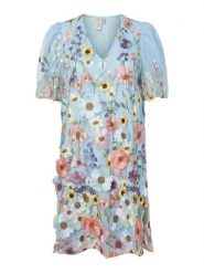 YAS Sukienka koktajlowa Flowering 26037387 Błękitny Loose Fit. Niebieskie sukienki damskie YAS, bez wzorów, z syntetyku, wizytowe, bez ramiączek. Za 479.99 zł.