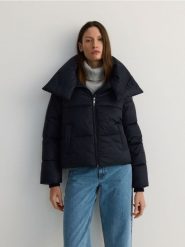 Pikowana kurtka z wysokim kołnierzem - ciemnoszary. Szare kurtki damskie Reserved, l, bez wzorów, z tkaniny, bez kaptura. W wyprzedaży za 69.99 zł.