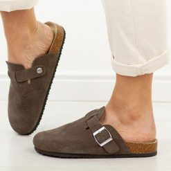 C. Brązowe skórzane klapki damskie Vinceza 101332. Brązowe klapki damskie VINCEZA, bez wzorów, z bawełny, bez obcasa, na płaskiej podeszwie, bez zapięcia. Za 159.00 zł.