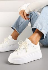 Białe Sneakersy na Grubej Podeszwie Ozdobione Perełkami na Sznurówkach Sellira. Białe obuwie sportowe damskie Born2be, z jeansu, bez zapięcia. Za 84.99 zł.
