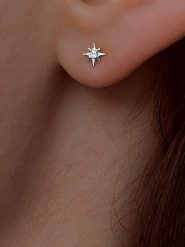 DIA DIAMONDS Srebrne kolczyki-wkrętki z diamentami rozmiar: onesize. Szare kolczyki damskie DIA DIAMONDS, z diamentem, srebrne. Za 161.73 zł.