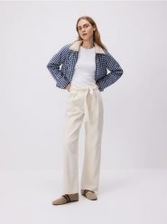 Jeansy wide leg z wiązaniem - złamana biel. Jeansy damskie Reserved. W wyprzedaży za 89.99 zł.