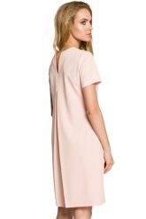 Sukienka trapezowa z kontrafałdą i dekoltem z tyłu na lato pudrowy róż. Czerwone sukienki damskie Sukienki.shop, bez wzorów, z elastanu, biznesowe, bez ramiączek. Za 149.00 zł.