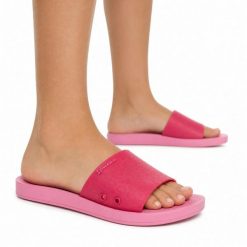 Klapki damskie Ipanama 83583 ANAT CLASSIC SLIDE FEM. Czerwone klapki damskie Ipanema, bez wzorów, z materiału, bez obcasa, bez zapięcia. Za 55.00 zł.