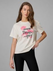 4F T-shirt regular z nadrukiem damski - beżowy L. Brązowe koszulki sportowe damskie 4F, l, bez wzorów, z dzianiny, bez ramiączek. Za 69.99 zł.