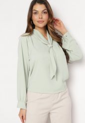 Jasnozielona Bluzka z Krawatem i Ozdobną Perłą Jonista. Zielone bluzki damskie Born2be, bez wzorów, eleganckie, bez kołnierzyka, bez ramiączek. Za 79.99 zł.