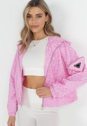 Różowa Lekka Kurtka z Kapturem i Saszetką na Rękawie Vanella. Czerwone kurtki damskie Born2be, z aplikacjami. Za 159.99 zł.