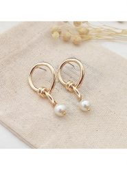 Atelier MIU Pozłacane kolczyki-wkrętki rozmiar: onesize. Żółte kolczyki damskie atelier MIU, z perłą, pozłacane. Za 61.31 zł.