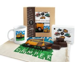 Kamper — paczka (Zawartość paczki: koszulka, torba, kubek, słodycze; Rozmiar koszulki / bluzy: M (damska); Kolor koszulki / bluzy: biały; Rodzaj nadru. Białe koszulki damskie nikiniki, m, bez wzorów, z bawełny, bez kołnierzyka, bez ramiączek. Za 169.00 zł.