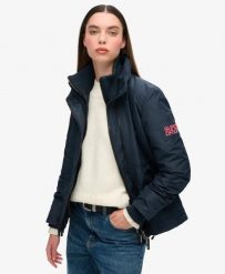 Superdry Kurtka Mtn Windbreaker damska z recyklingowanego poliestru. Niebieskie kurtki damskie Superdry, bez wzorów, z bawełny, bez kaptura. Za 440.90 zł.
