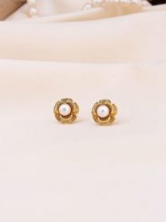 Pierres de Jade Pozłacane kolczyki-wkrętki z perłami rozmiar: onesize. Białe kolczyki damskie Pierres de Jade, z perłą, pozłacane. Za 39.99 zł.