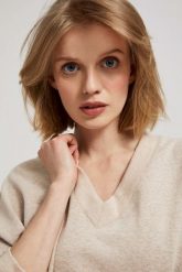 Bluza z dekoltem w serek piaskowa. Bluzy damskie MOODO, xs, bez wzorów, z bawełny, bez kaptura. W wyprzedaży za 49.99 zł.