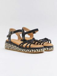 Bellucci Sandały w kolorze czarnym na koturnie rozmiar: 38. Czarne sandały damskie Bellucci, bez wzorów, z otwartym noskiem, bez obcasa, na koturnie, bez zapięcia. Za 62.03 zł.