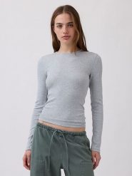 GAP Koszulka w kolorze jasnoszarym rozmiar: S. Szare bluzki damskie GAP, s, bez wzorów, ze splotem, bez kołnierzyka, bez ramiączek. Za 84.01 zł.