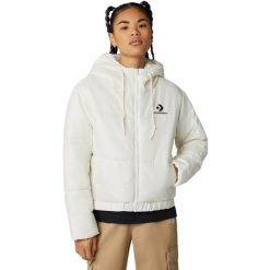 Kurtka Converse Synthetic Short Puffer, Kobiety. Białe kurtki damskie Converse, bez wzorów, z poliesteru, bez kaptura. W wyprzedaży za 390.00 zł.