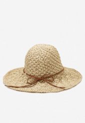 Jasnobeżowy Pleciony Kapelusz z Kokardą i Szerokim Rondem Koui. Brązowe kapelusze damskie Born2be, bez wzorów, eleganckie. Za 34.99 zł.
